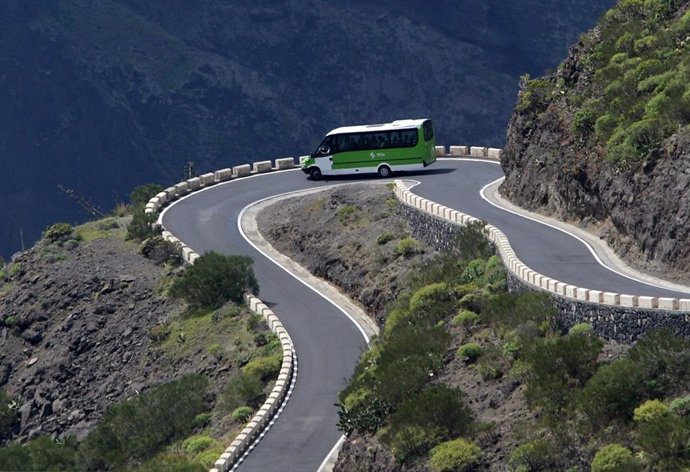 Una guagua circula por una carretera de Tenerife