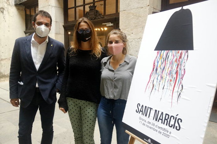 El vicealcalde i regidor de Cultura, Quim Ayats, al costat de les integrants del collectiu 'La noia del monyo' amb el cartell de Sant Narcís, aquest 21 d'octubre del 2020 (Horitzontal)