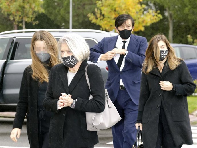 Manolo y Xandra Falcó, con una de sus hijas, llegan con su madre, Jeannine Girod, al último adiós al Marqués de Cubasesp