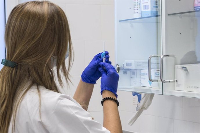 Una enfermera prepara una vacuna de la gripe en el CAP Masdevall el día en el que comienza la campaña en la región, en Figueres, Girona (Catalunya), a 16 de octubre de 2020.