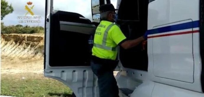 Agentes inspecciona camión