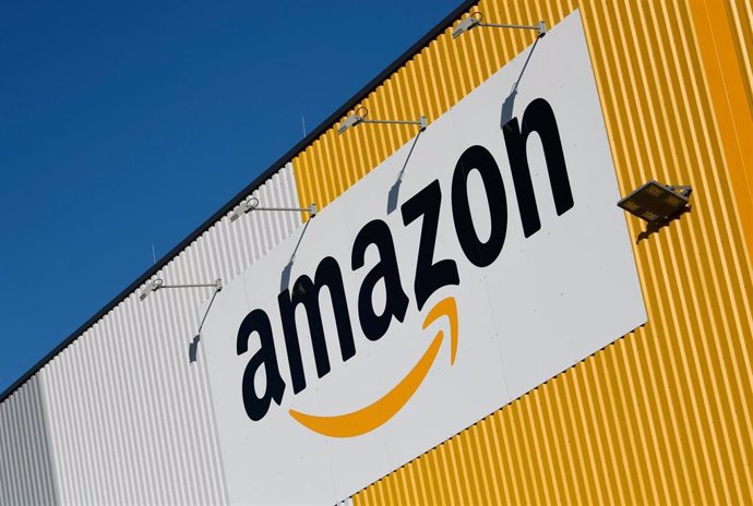 Logo de Amazon en un centro logístico