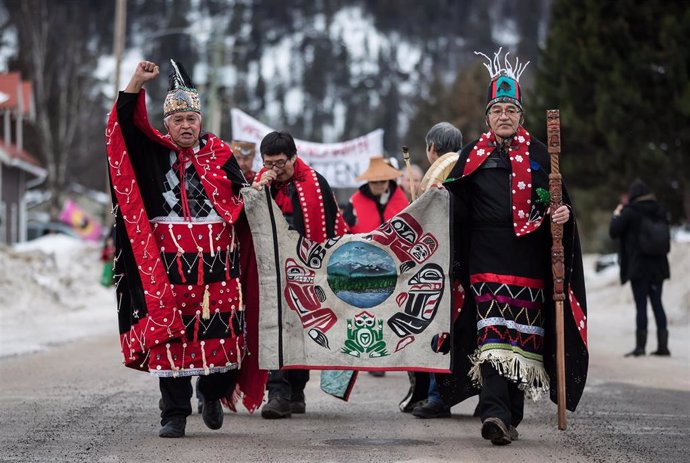 Miembros de los pueblos originarios de Canadá en una protesta