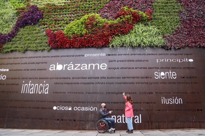 Los concejales de Sostenibilidad Medioambiental y Ordenación del Territorio, Gemma del Corral y Raúl López, en el jardín vertical de calle Pericón