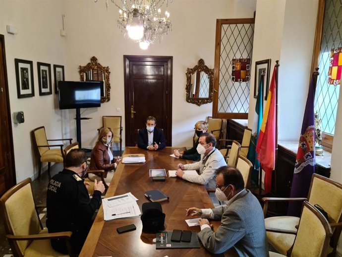 Reunión sobre las medidas en los cementerios.