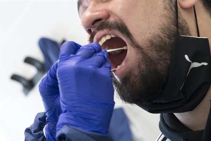 Un sanitario realiza una prueba PCR a un paciente.