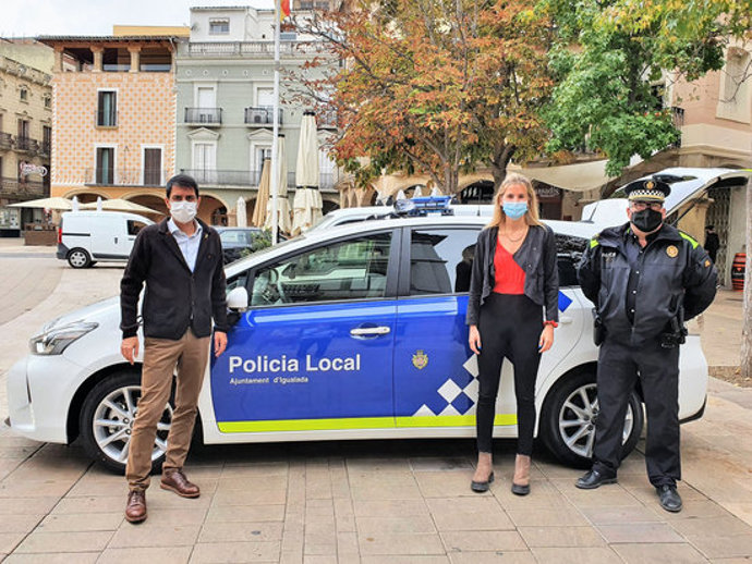 L'alcalde d'Igualada, Marc Castells, i la regidora Carlota Carner durant la presentació del nou vehicle de la Policia Local. 21 d'octubre de 2020. (Horitzontal)