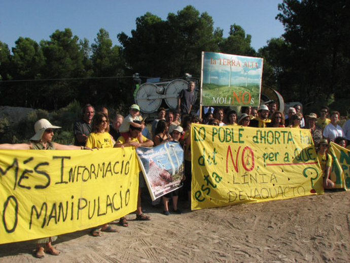 Imatge d'arxiu de la protesta de la Plataforma en Defensa de la Terra Alta protesten en contra de la construcció de la línia elctrica d'evacuació de la central elica dels Pesells. Imatge del febrer del 2011 (horitzontal)