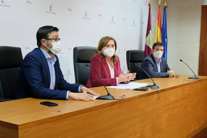 La Consejera De Educación, Cultura Y Deportes, Rosa Ana Rodríguez., En Rueda De Prensa, Junto Al Viceconsejero Del Ramo, Amador Pastor,