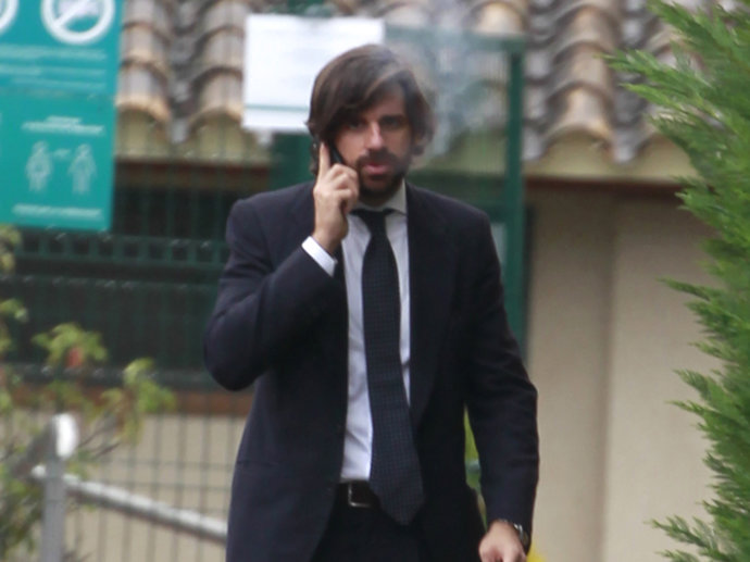 Álvaro Falcó, hablando por teléfono a las puertas del tanatorio