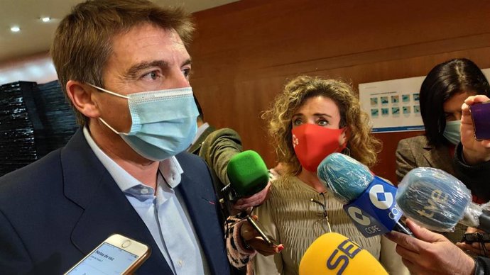 El presidente de Otea, José Luis Álvarez Almeida, se reúne con la portavoz de Ciudadanos en la Junta General, Susana Fernández.