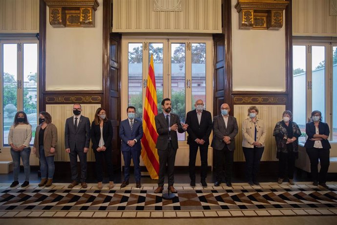 El Parlament y el Govern reciben a los exmiembros de la Mesa de la Cámara catalana inhabilitados.