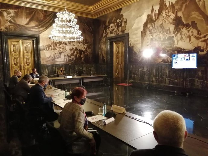 El teniente de alcalde, Jaume Collboni, se ha reunido este miércoles de forma presencial y virtual con una treintena de organismos, entre los que había agentes económicos, sociales, entidades del tercer sector y del tejido económico e universitario.