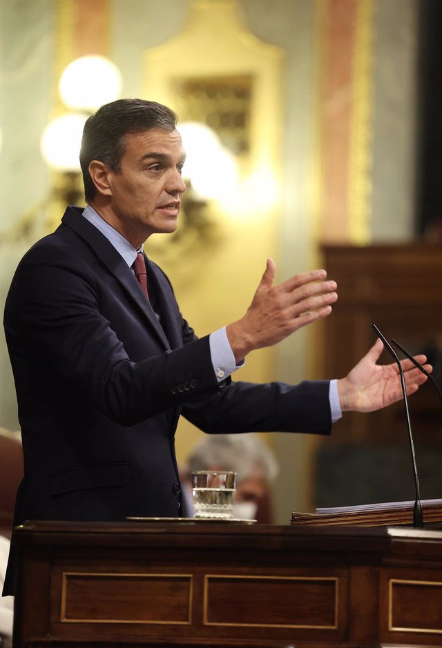 El presidente del Gobierno, Pedro Sánchez, en la tribuna del Congreso de los Diputados durante el pleno en el que se debate la moción de censura planteada por Vox.
