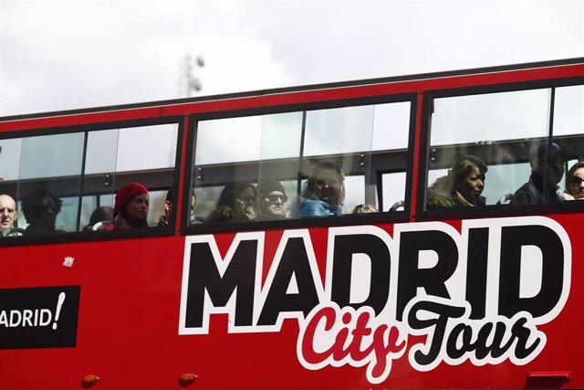 Autobuses tirísticos de Madrid, city tour, turismo, turistas, turista, autobus rojo, plaza de Neptuno. Archivo.