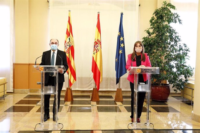 El presidente de Aragón, Javier Lambán, y la consejera de Sanidad, Sira Repollés, durante la rueda de prensa.