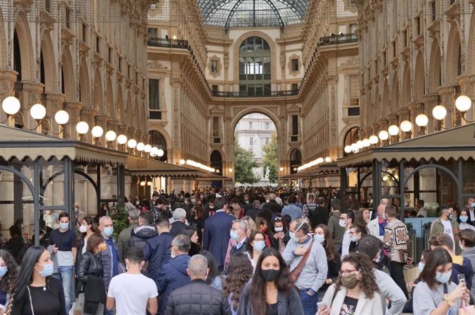 Personas pasean en la Galería Vittorio Emanuele de Milán