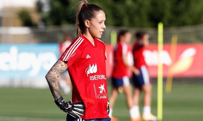 La guardameta Lola Gallardo durante un entrenamiento con la selección española