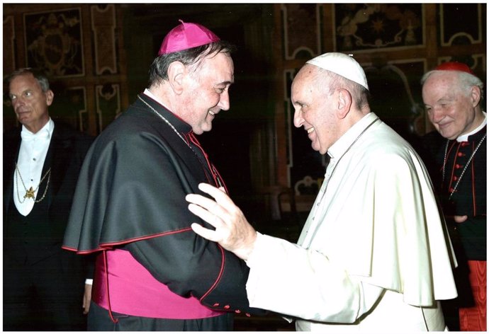 El nuevo Obispo de León, Luis Ángel de las Heras, junto al Papa Francisco.