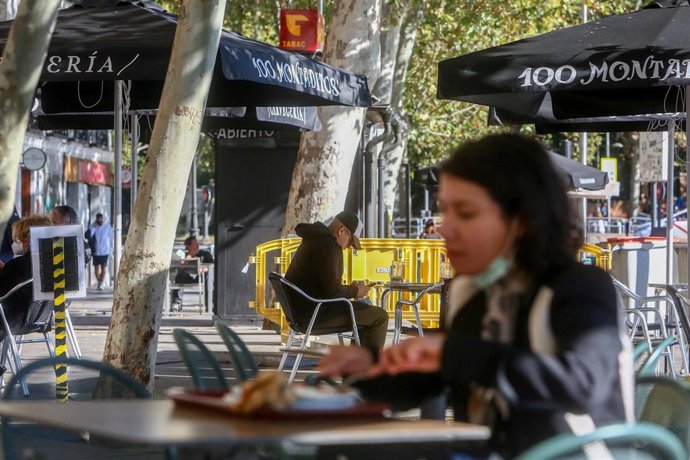 Comensales disfrutan en las terrazas ubicadas en establecimientos del Paseo del Prado.