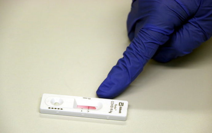 Imatge d'un test rpid d'antigens amb resultat negatiu el 21 d'octubre de 2020. (Horitzontal)