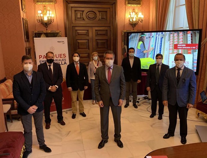Juan Espadas y Francisco Páez, con miembros de los parques empresariales de la ciudad