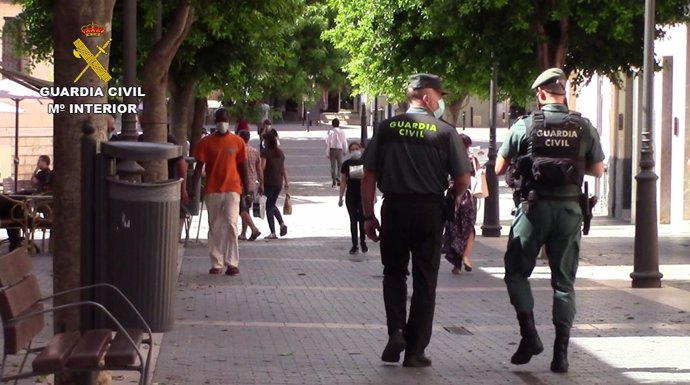 Dos agentes de la Guardia Civil pasean por la calle