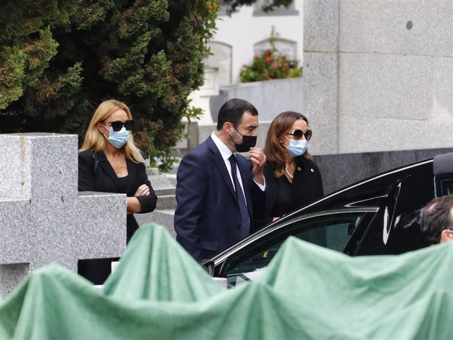 En un discreto segundo plano, Esther Koplowitz ha acudido al entierro de su exmarido, Fernando Falcó