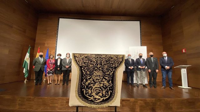 Presentación del manto restaurado por el Instituto Andaluz del Patrimonio Histórico.