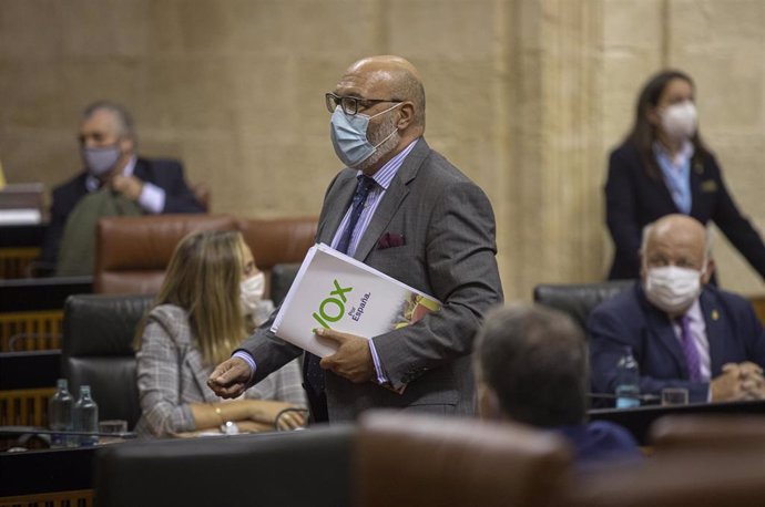 El portavoz del grupo parlamentario Vox, Alejandro Hernández, durante su intervención en el Debate sobre el Estado de la Comunidad en el Parlamento andaluz.En Sevilla (Andalucía, España), a 20 de octubre de 2020.