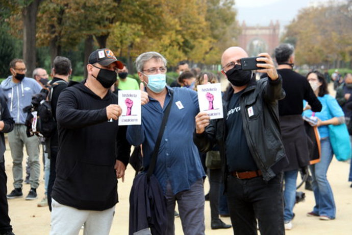 Pla mitj de la concentració del sector de la restauració i l'oci nocturn. Imatge del 21 d'octubre de 2020. (Horitzontal)