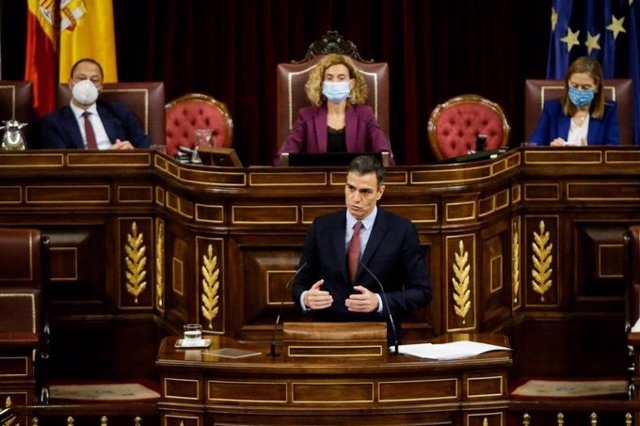 La presidenta del Congreso, preside la sesión en la que se debate la moción de censura de Vox contra Pedro Sánchez, mientras el presidente del Congreso interviene en la tribuna.