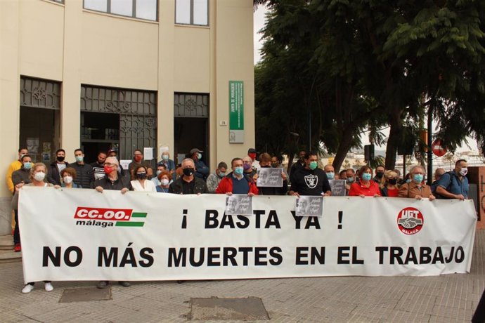 Concentración de CCOO y UGT Málaga por el fallecido en un accidente laboral en una empresa de carpintería de Málaga capital