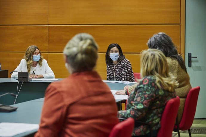 Las consejeras de Salud e Igualdad del Gobierno Vasco, Gotzone Sagardui y Beatriz Artolazabal, se reúnen en la sede del ejecutivo, en Lakua, con una delegación de Fedeafes