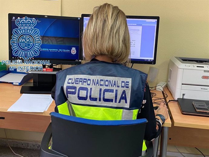 Una agente de la Policía Nacional