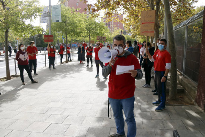 Un instant de la concentració dels professors de l'institut Terra Roja de Santa Coloma de Gramenet, el 21 d'octubre de 2020 (horitzontal)