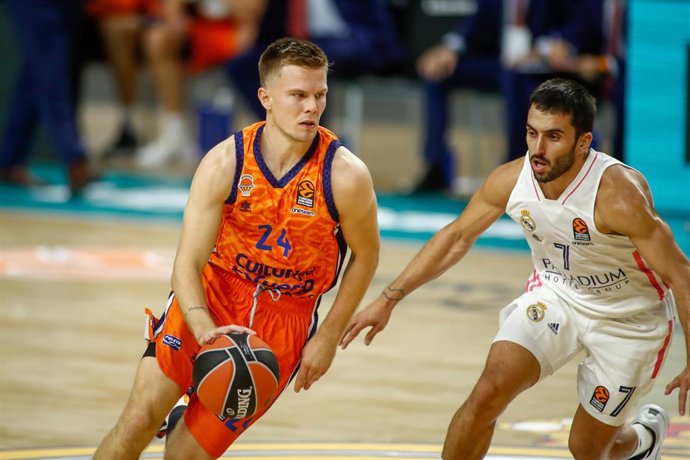 Martin Hermannsson of Valencia and Facundo Campazzo of Real Madrid in action during the during the Turkish Airline EuroLeague basketball match played between Real Madrid and Valencia Basket at Wizink Center pavilion on october 08, 2020 in Madrid, Spain.