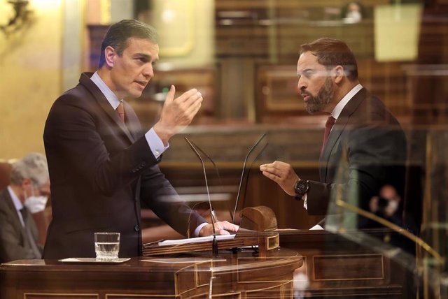 Doble exposición del presidente del Gobierno, Pedro Sánchez, y el líder de VOX, Santiago Abascal, durante el debate la moción de censura planteada por Vox, en el Congreso de los Diputados, Madrid (España), a 21 de octubre de 2020. 