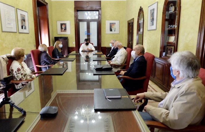 El alcalde de Huelva recibe a la nueva junta directiva de la Asociación de Antiguos Vecinos del Barrio de San Sebastián. 