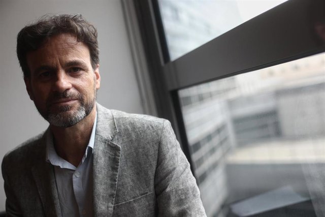 El presidente del grupo parlamentario de Unidas Podemos y líder de En Comú Podem -ECP-, Jaume Asens, posa tras una entrevista para Europa Press en su despacho en el Congreso de los Diputados, en Madrid (España), a 23 de septiembre de 2020.