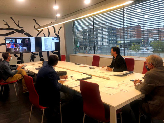 Pla obert on es pot veure un moment de la reunió del Centre de Negocis i Convencions de la Llotja de Lleida, el 21 d'octubre de 2020. (Horitzontal)