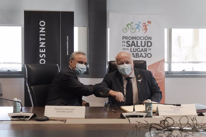 El presidente del Grupo Cosentino y el consejero de Salud de la Junta de Andalucía