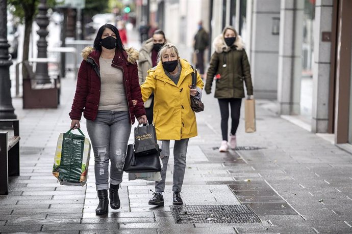 Mujeres pasean por una calle 