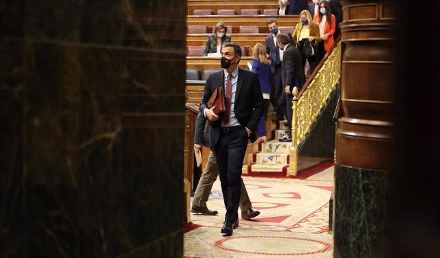 El presidente del Gobierno, Pedro Sánchez, abandona la primera parte del pleno en el que se debate la moción de censura planteada por Vox, en el Congreso de los Diputados