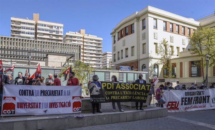 Varias personas sostienen pancartas en su participación en una concentración en  Valncia durante la huelga de la comunidad universitaria y de centros de investigación contra la precariedad en la enseñanza y en la investigación 