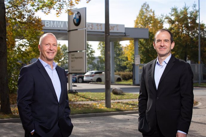 El director de Planificación, Producción de Motores y Movilidad Eléctrica de BMW, Michael Nikolaides, y el director de la factoría de Regensburg (Alemania), Frank Bachmann