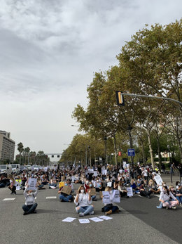 Pla obert de les professionals dels centres d'esttica tallant l'avinguda Diagonal aquest 21 d'octubre del 2020 (Vertical)