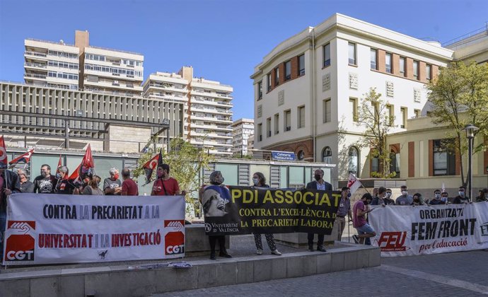 Diverses persones sostenen pancartes en la seua participació en una concentració a  Valncia durant la vaga de la comunitat universitria i de centres d'investigació contra la precarietat en l'ensenyament i en la investigació 