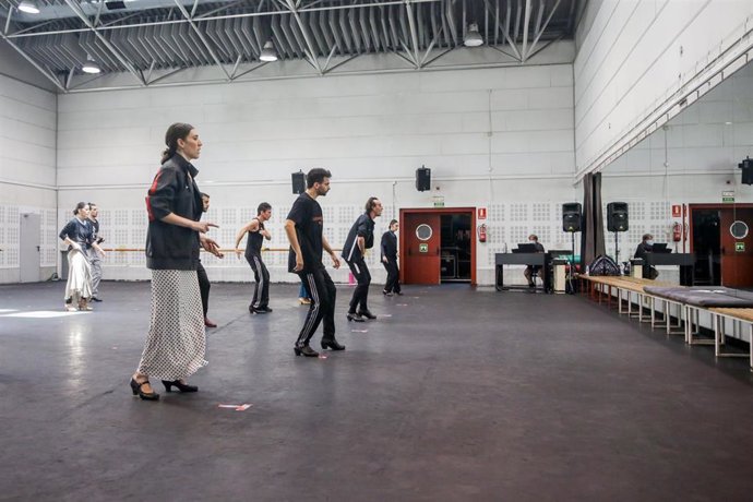 Componentes del equipo artístico Ballet Nacional de España ensayan en sus instalaciones, tras su reincorporación del pasado día 8 de junio en su sede de Madrid para volver a los escenarios. En Madrid (España), a 18 de junio de 2020.