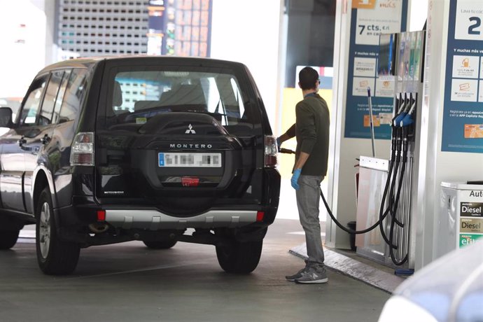 Un hombre echa gasolina a su coche en la fase 0 de la desescalada en la que las gasolineras siguen prestando servicio durante el estado de alarma por la crisis del Covid-19, en Madrid (España) a 6 de mayo de 2020.